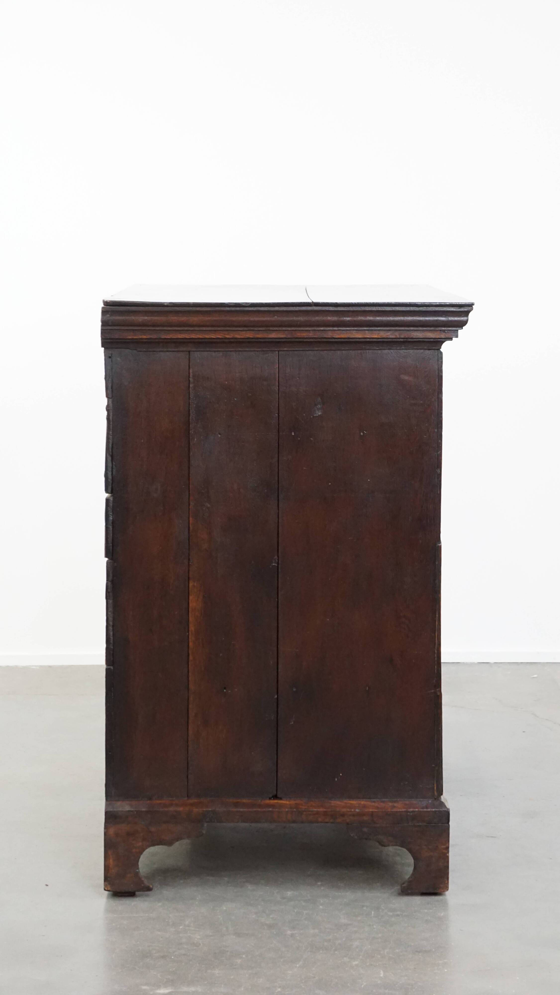 Early 18th century antique English oak chest of drawers with 5 drawers