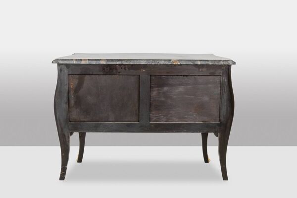 Commode sauteuse en laque avec son marbre. Années 1950.