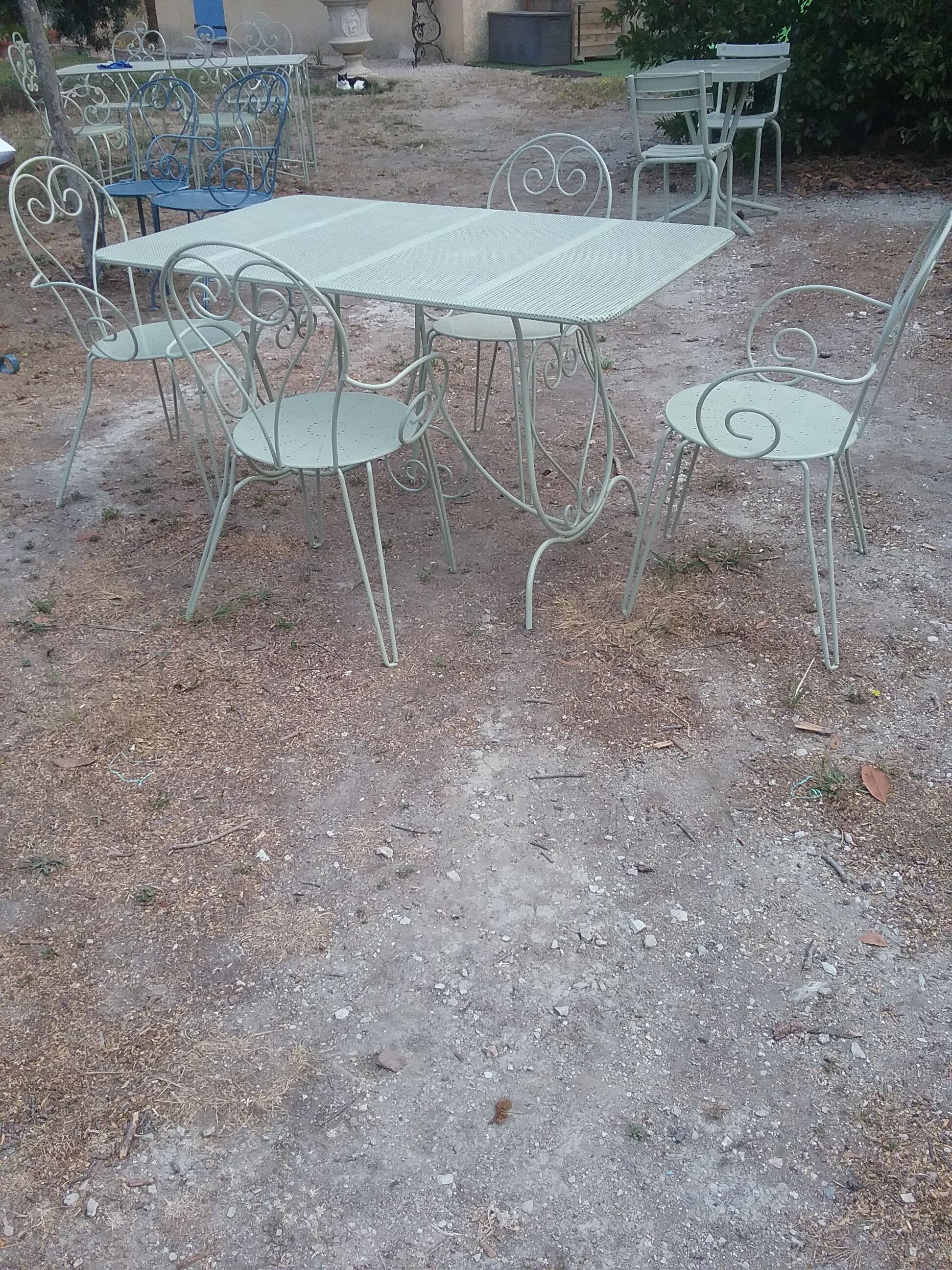 Salon de jardin en fer forgé vert