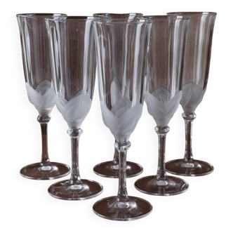 Six Transparent Crystal Glass Champagne Flutes with Matte Floral Detail – Vintage Durand France 1970s