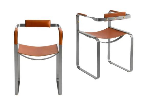 Pair of travel armchairs with a tobacco-coloured backrest and metal.