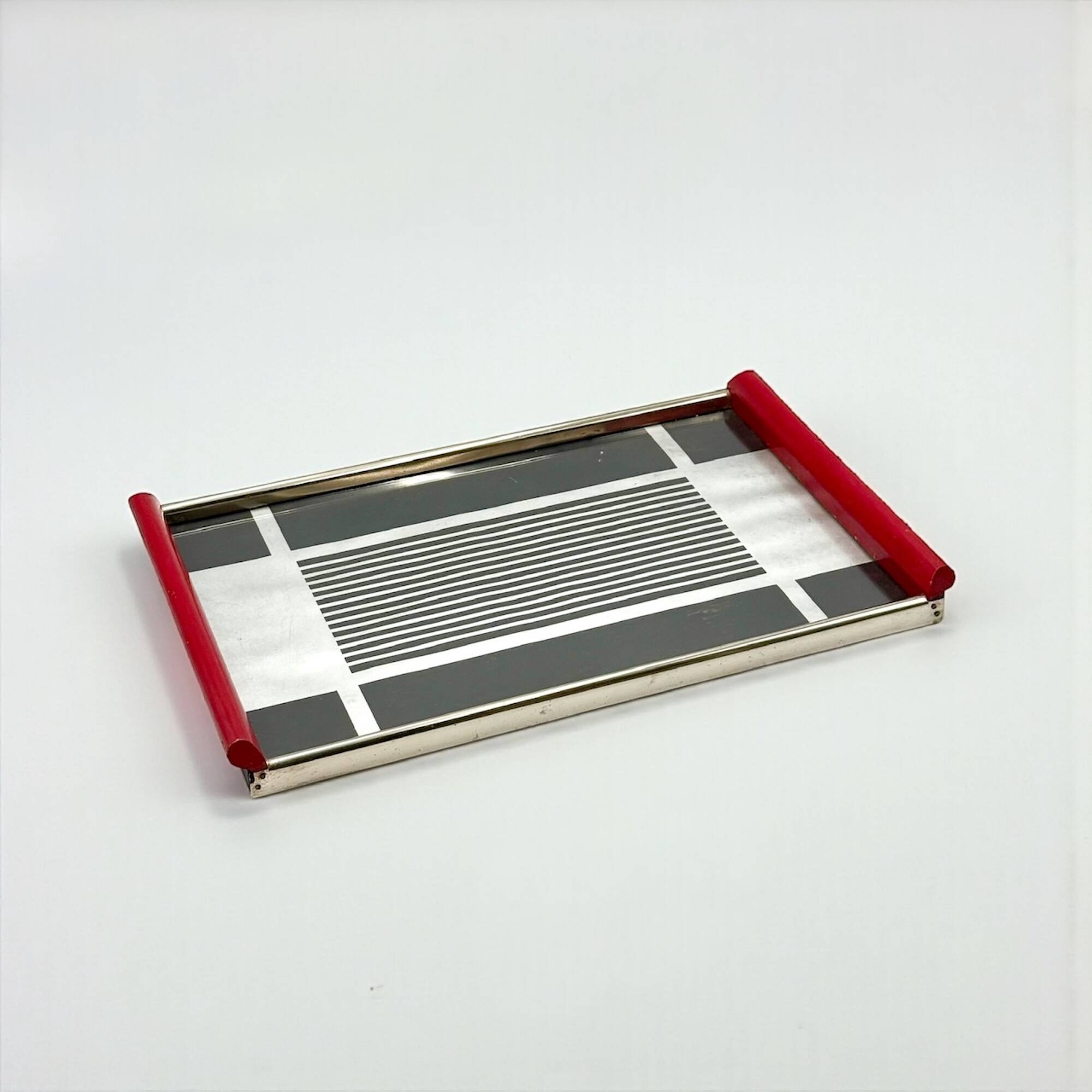 Plateau Space Age européen des années 70 à graphisme moderniste