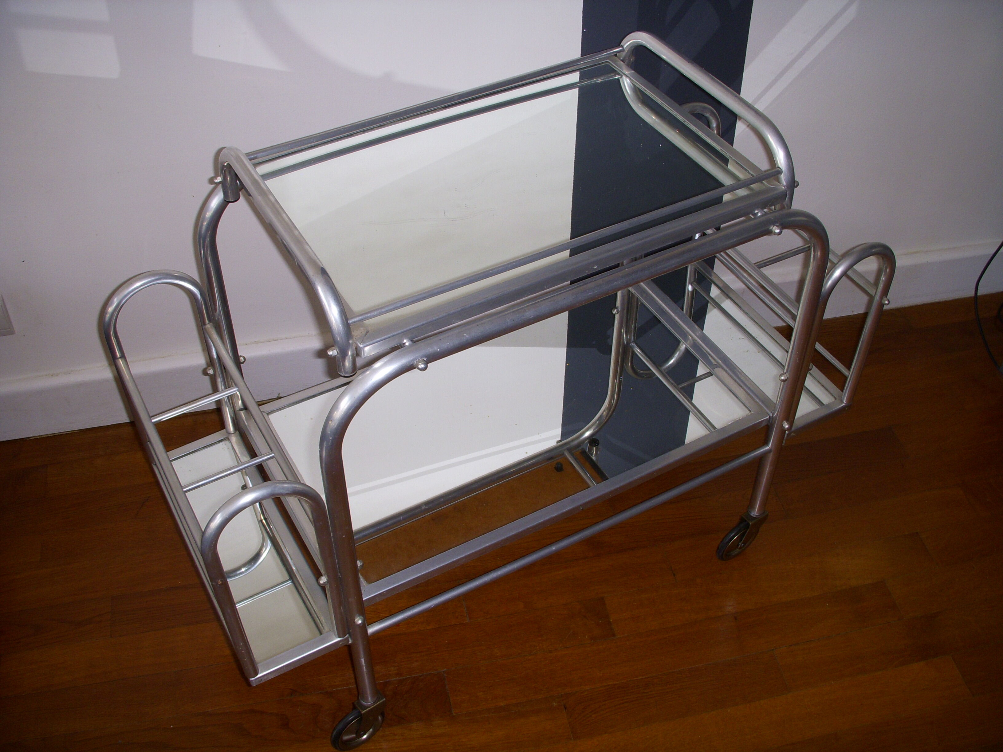 Serving a skateboard art deco 1930