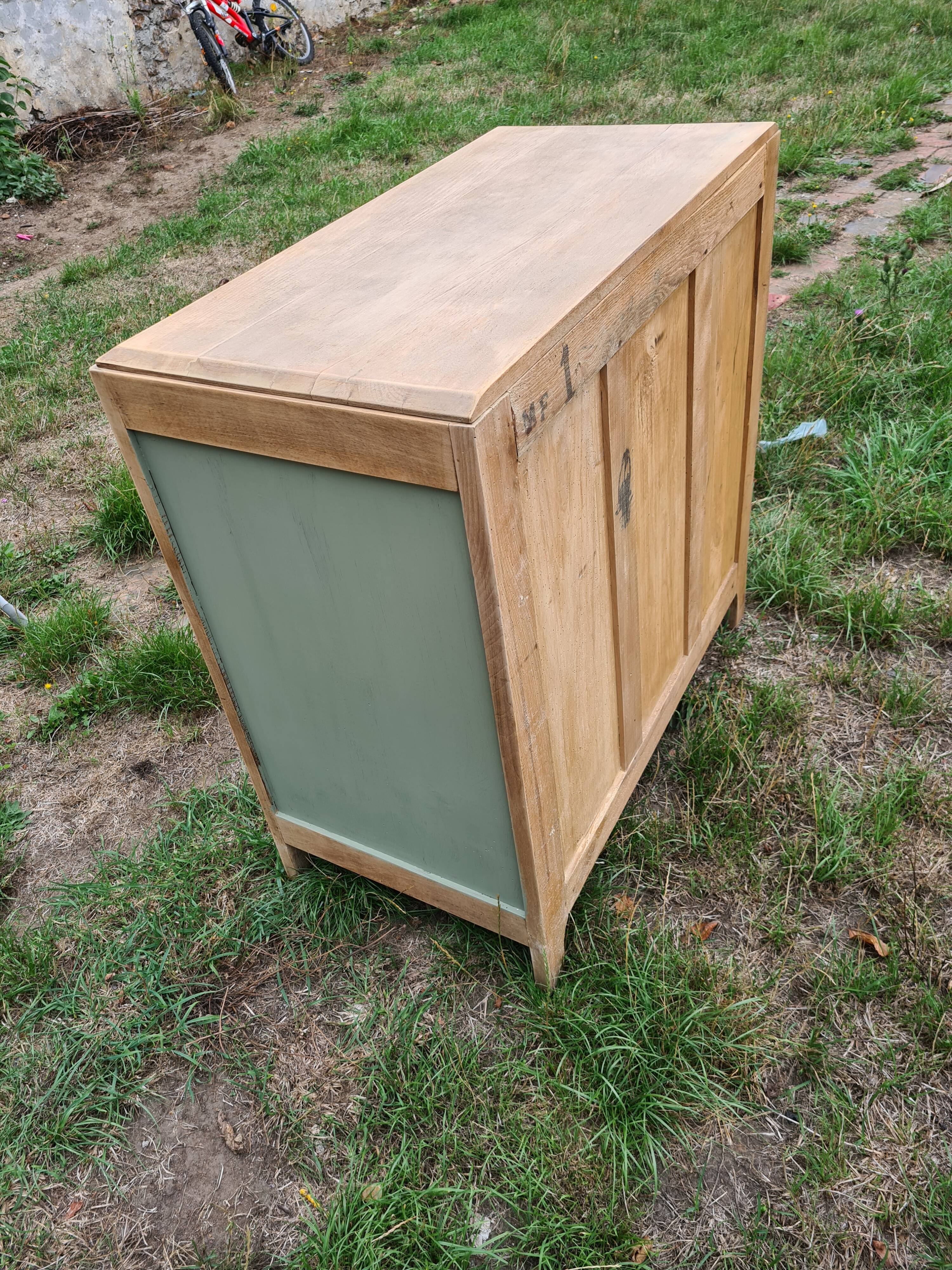 Commode en chene plateau et structure laissez brut côté facade tiroir et intérieur couleur  boa