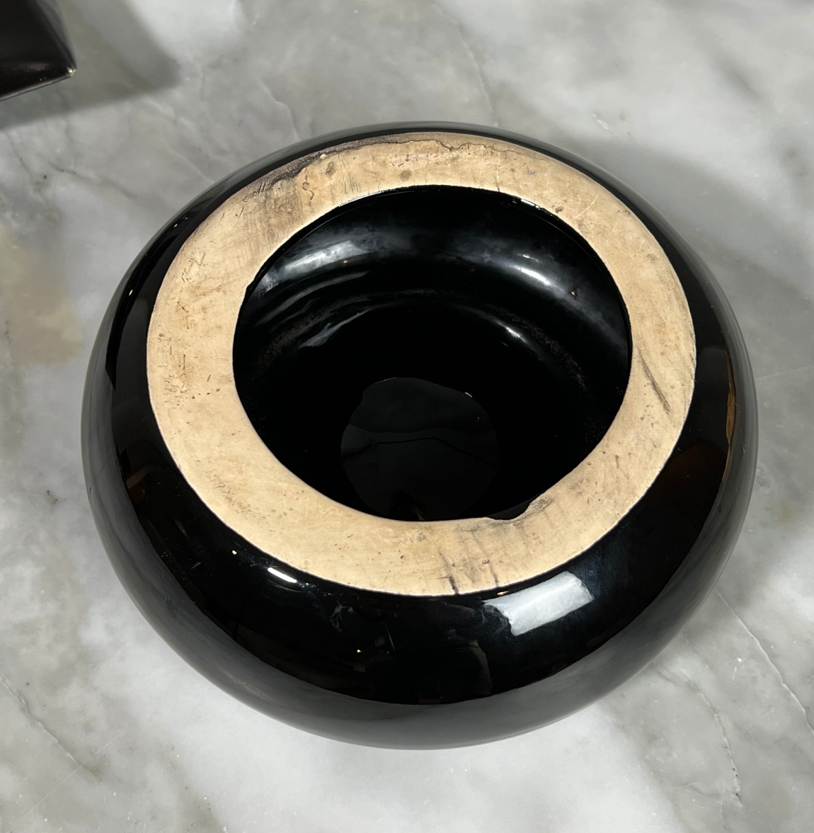 Ceramic ashtray of round shape of the 80s.