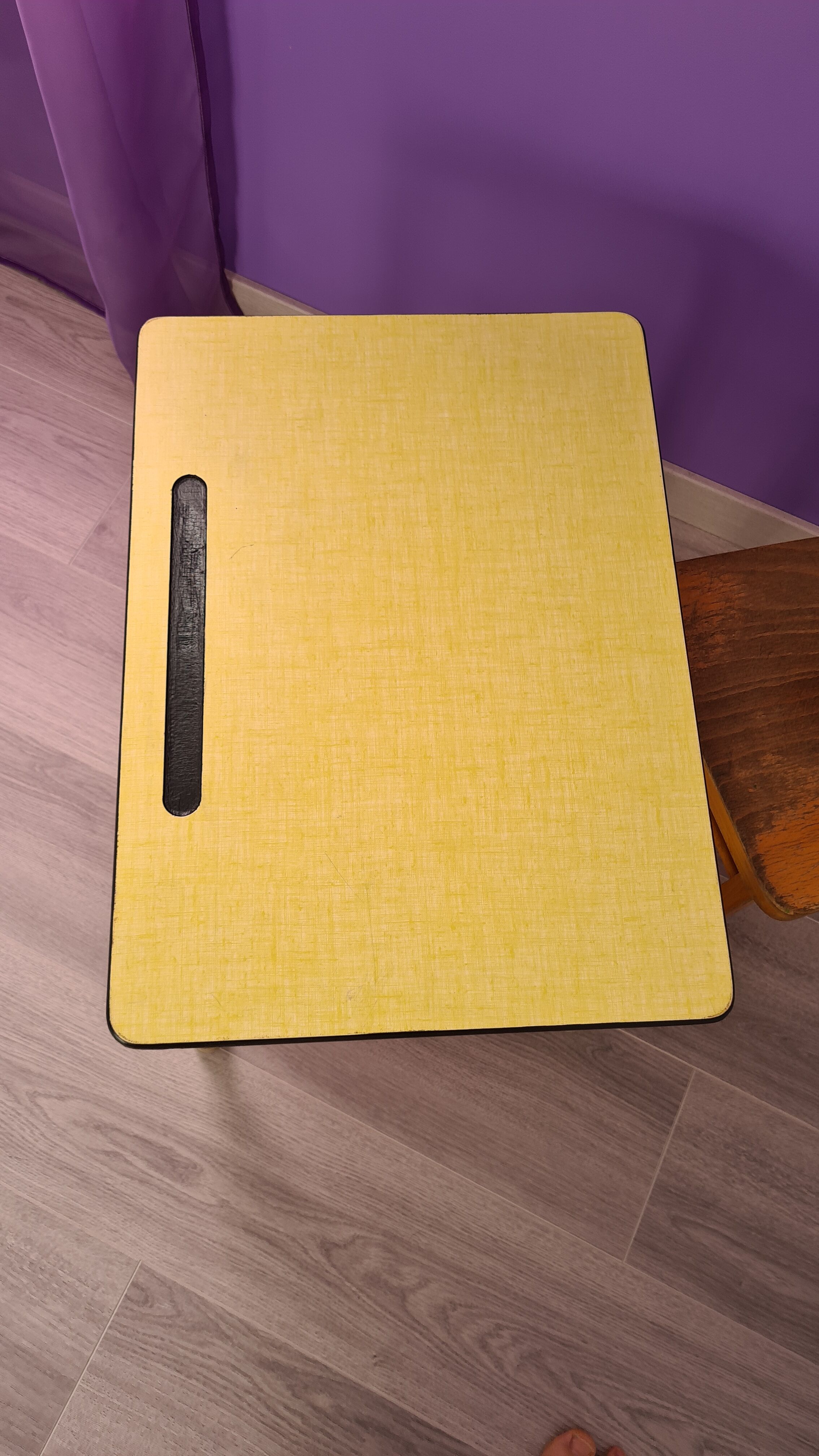 Ancien bureau d'écolier en formica jaune