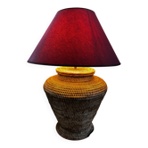 Lampe à poser en rotin tressé et son abat-jour bordeaux