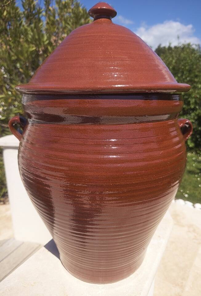 Large glazed terracotta jar, cognac colour with its lid.