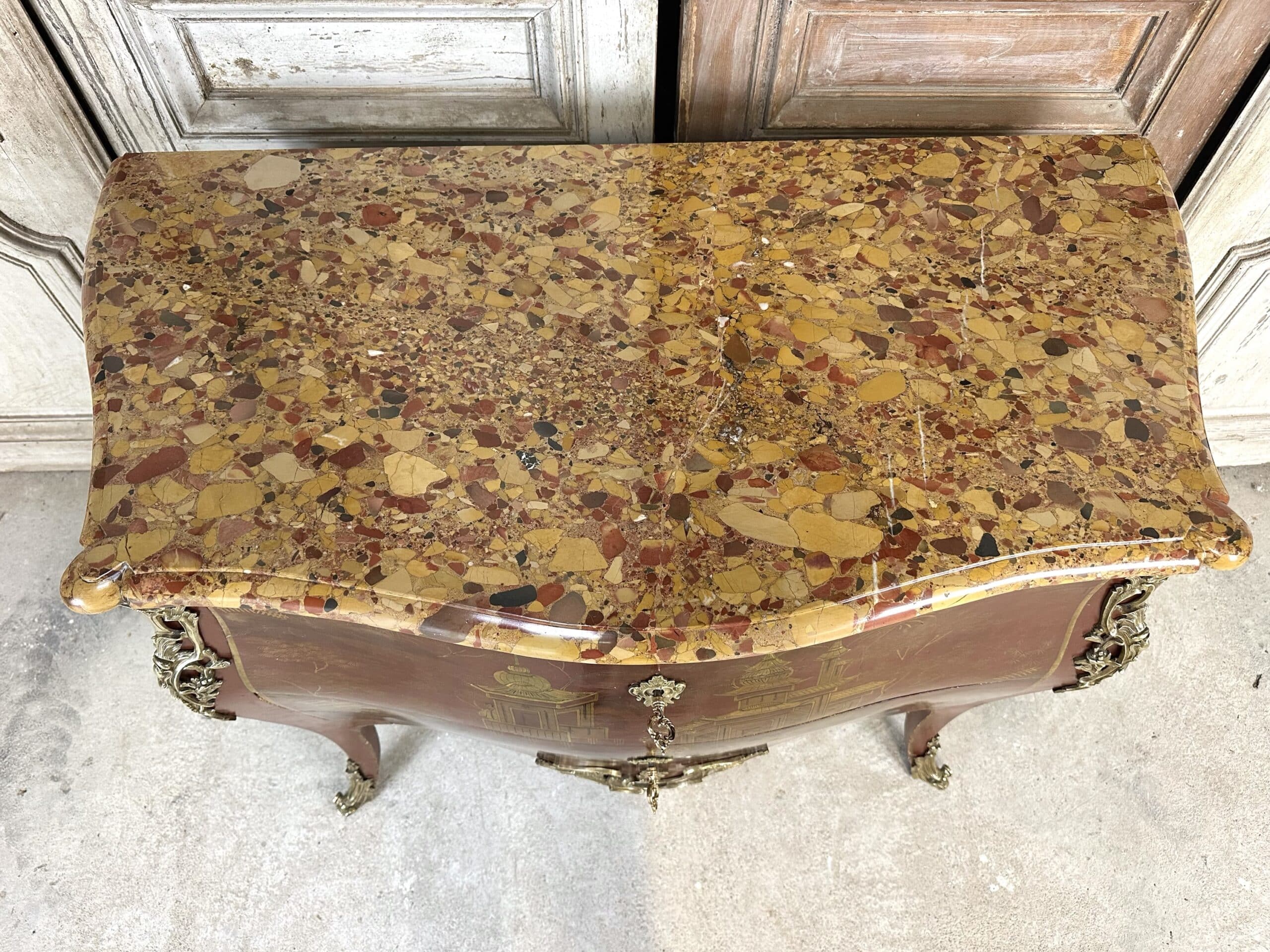Louis XV style commode in red lacquer from the 1900s.