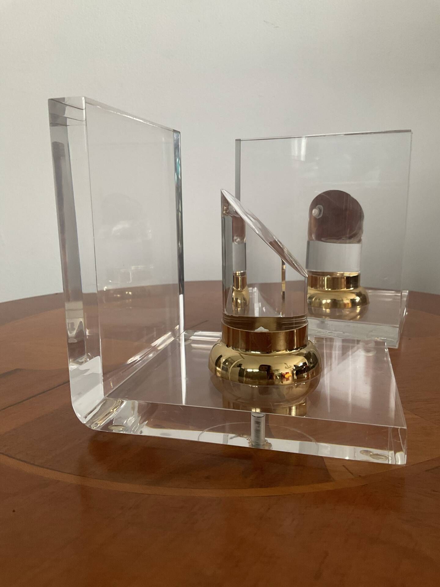 Vintage pair of bookends in lucite and brass from the 1970s.