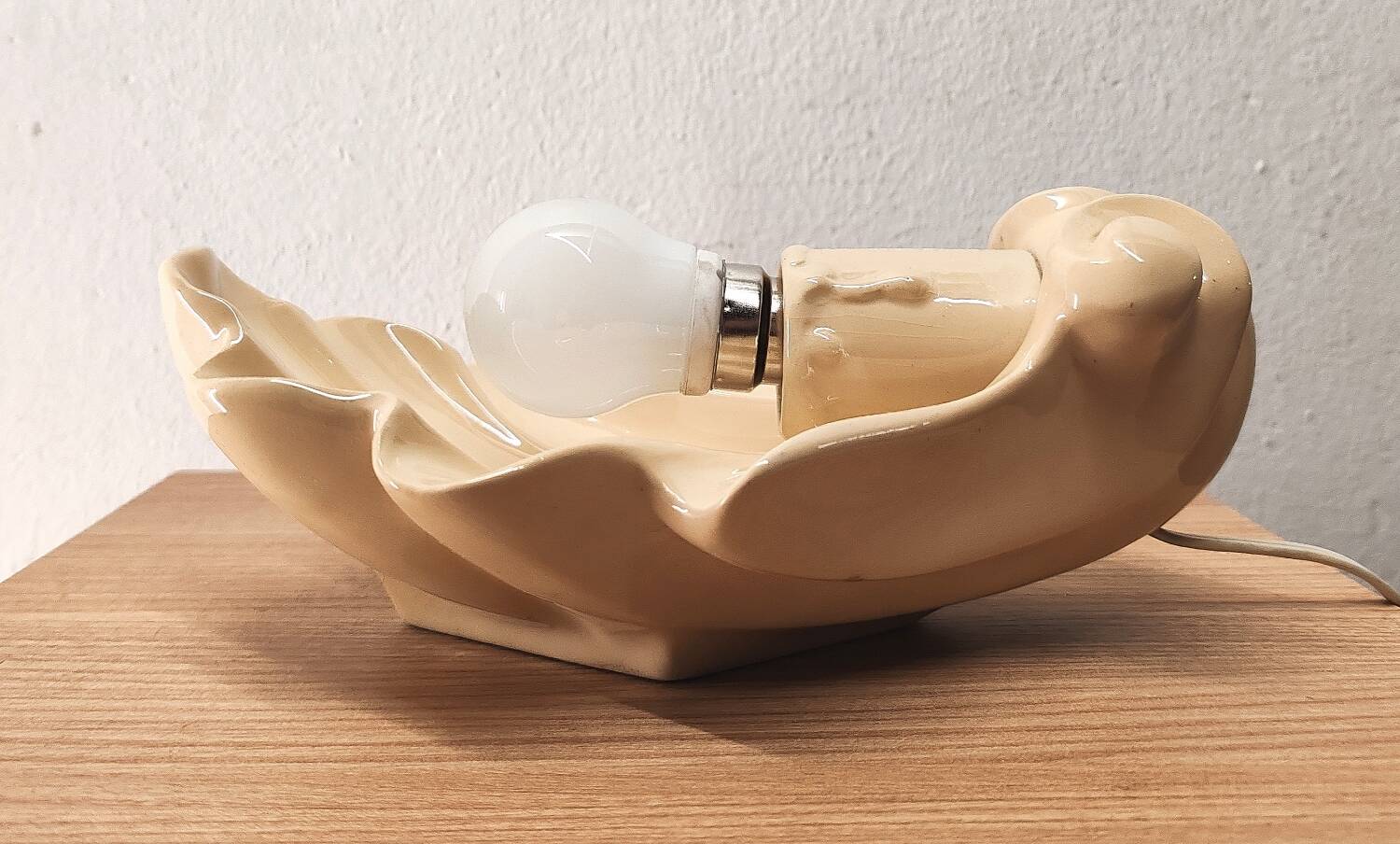 Beige ceramic shell lamp wall lamp from the 40s