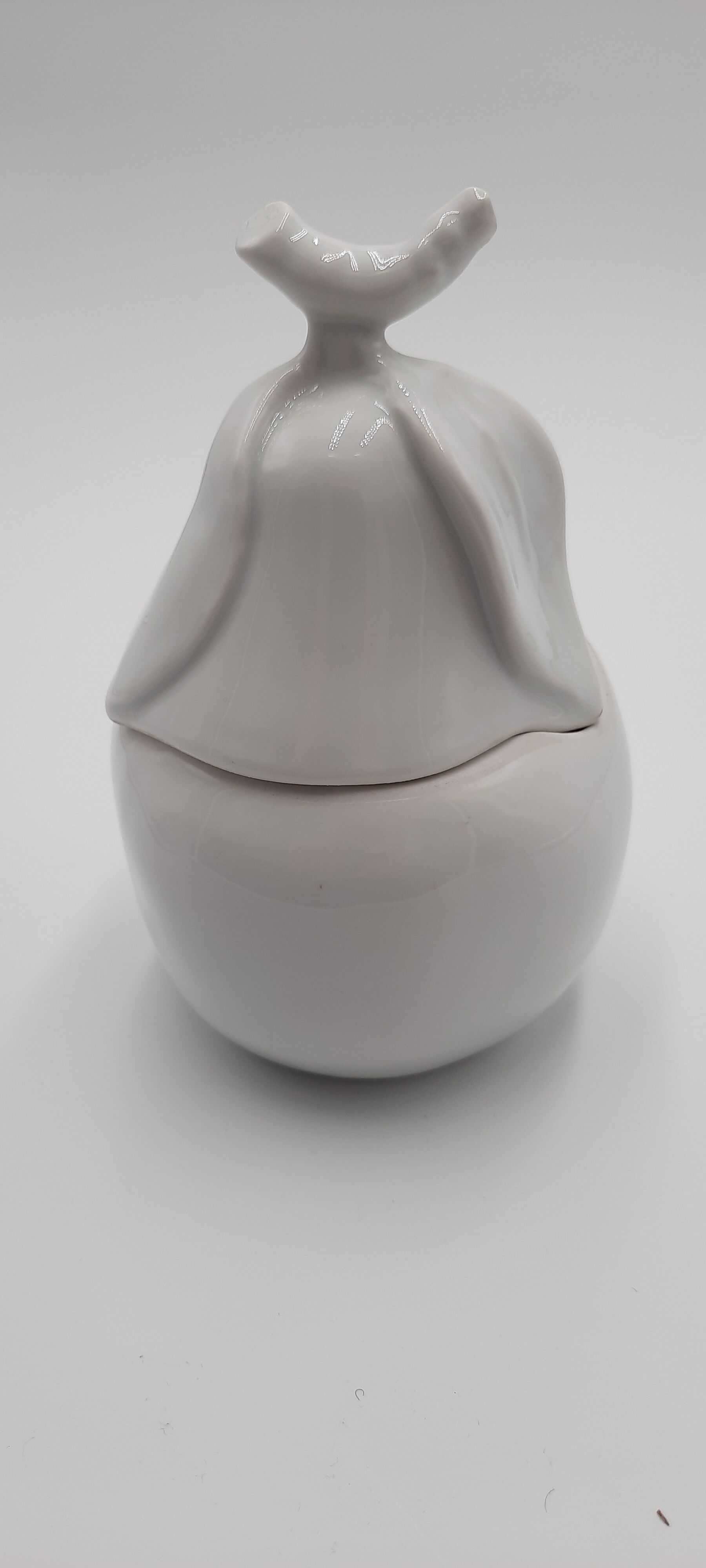 Pear-shaped porcelain box
