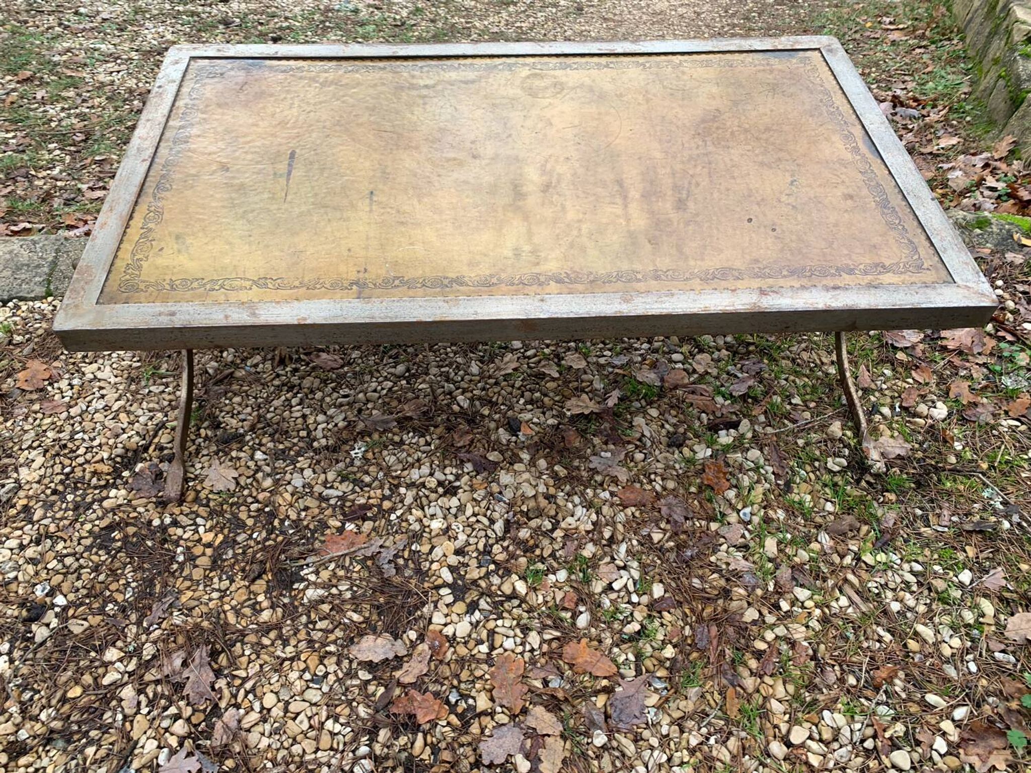 Table basse industrielle en fer forgé argenté et cuir année 70