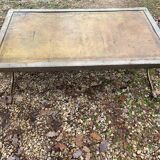 Table basse industrielle en fer forgé argenté et cuir année 70