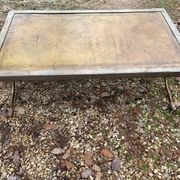 Table basse industrielle en fer forgé argenté et cuir année 70