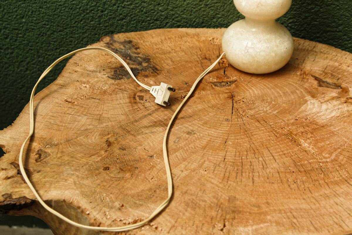 Lampe de chevet en albâtre sculpté