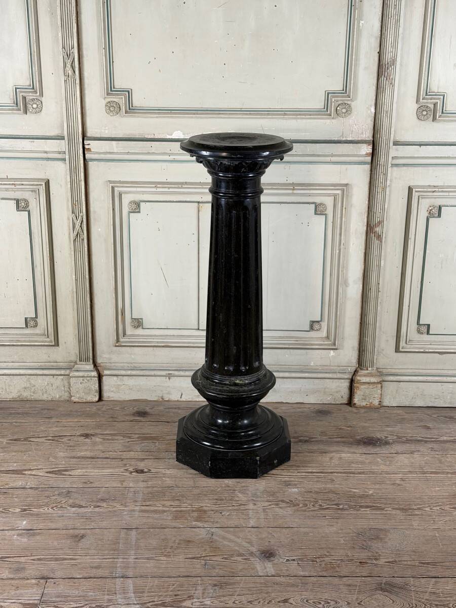 Column in green serpentine marble from around 1880