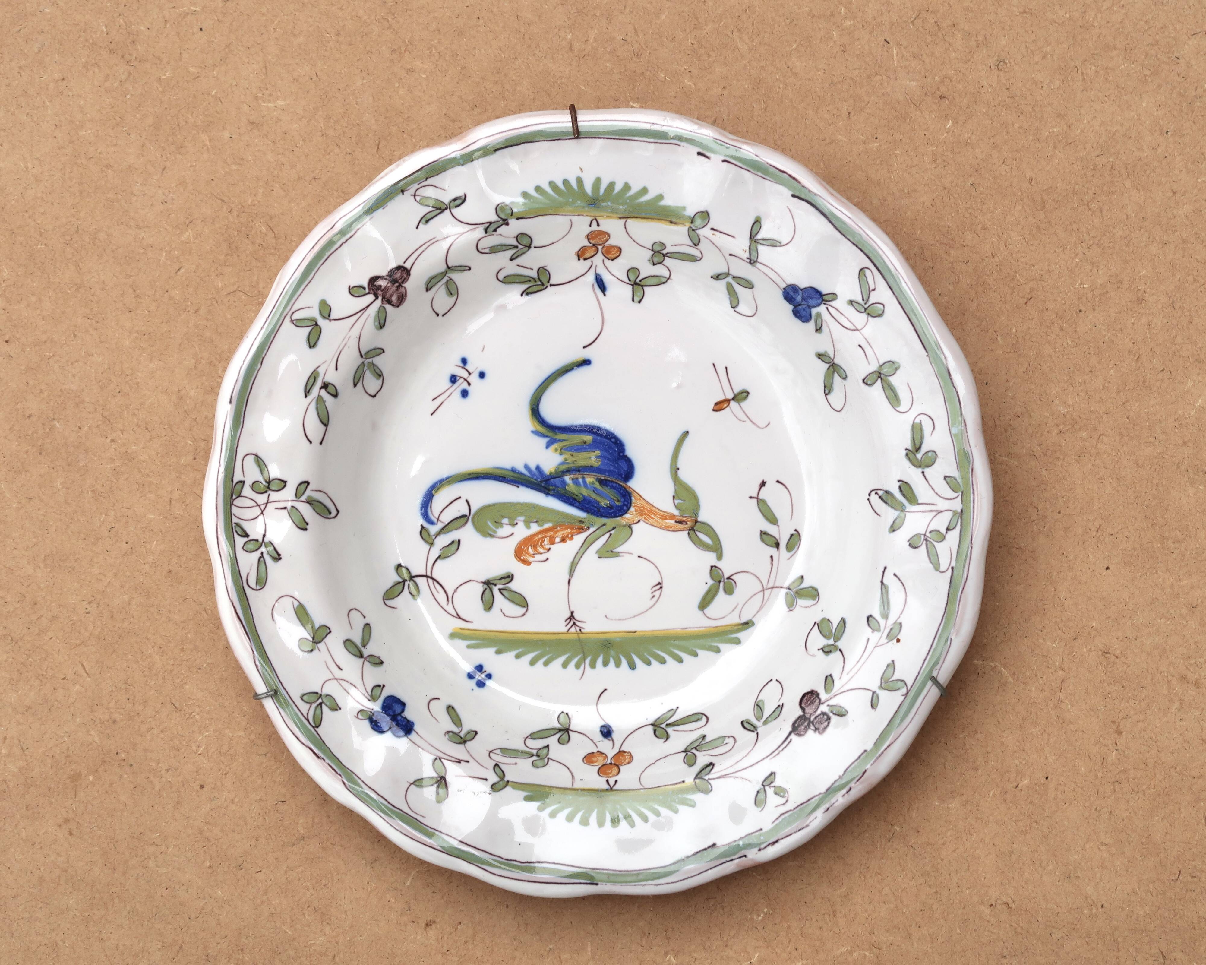 Assiette creuse en faïence de Moustiers décorée d'un oiseau, XIXe