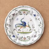 Assiette creuse en faïence de Moustiers décorée d'un oiseau, XIXe