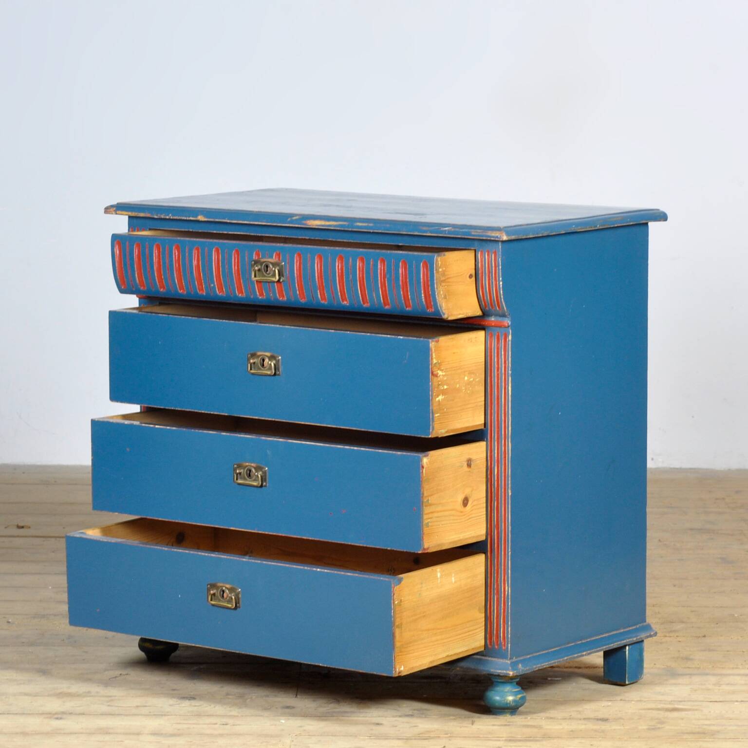 Pine chest of drawers, circa 1925