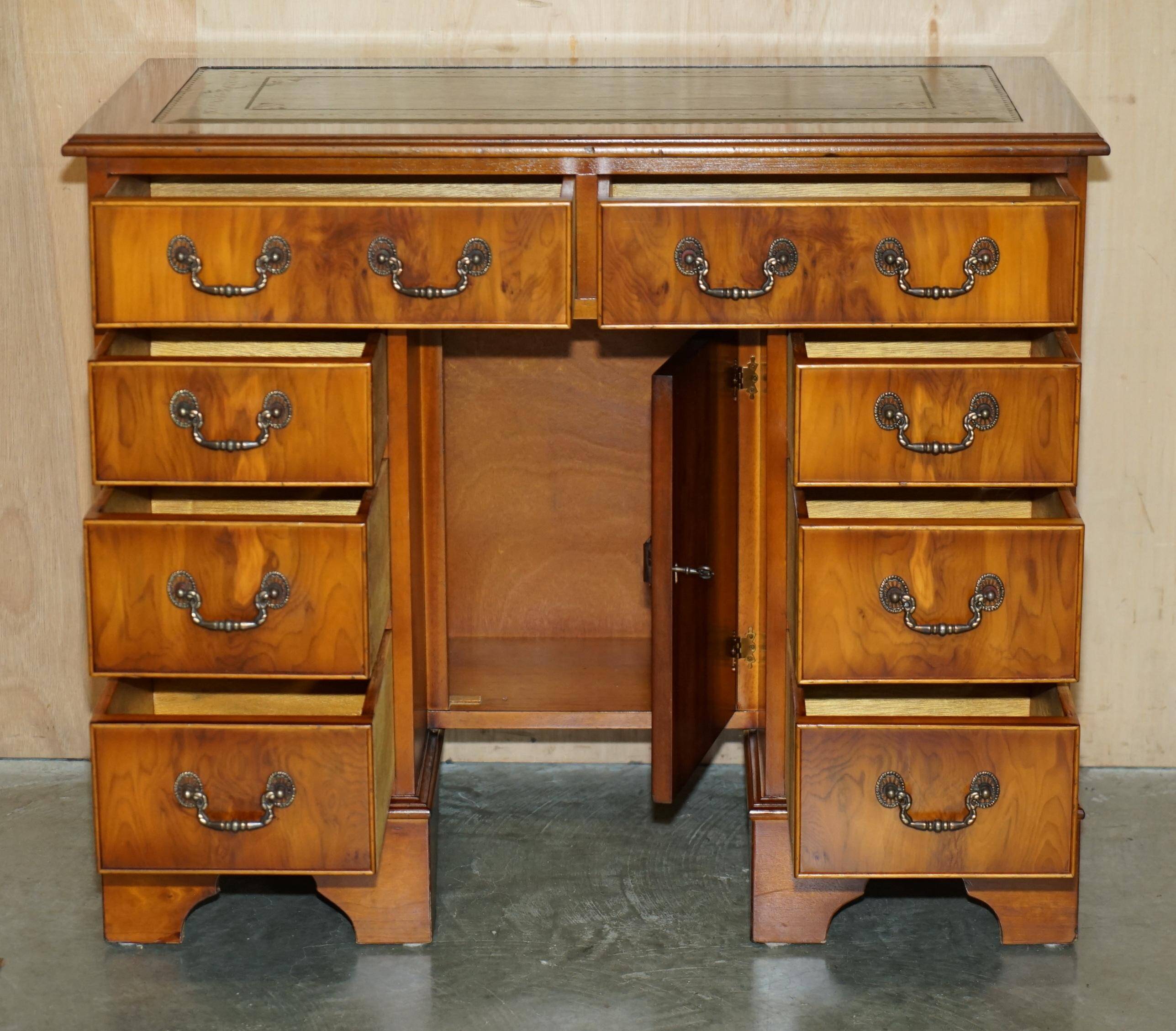 Bureau à deux caissons en bois de if frisé et cuir