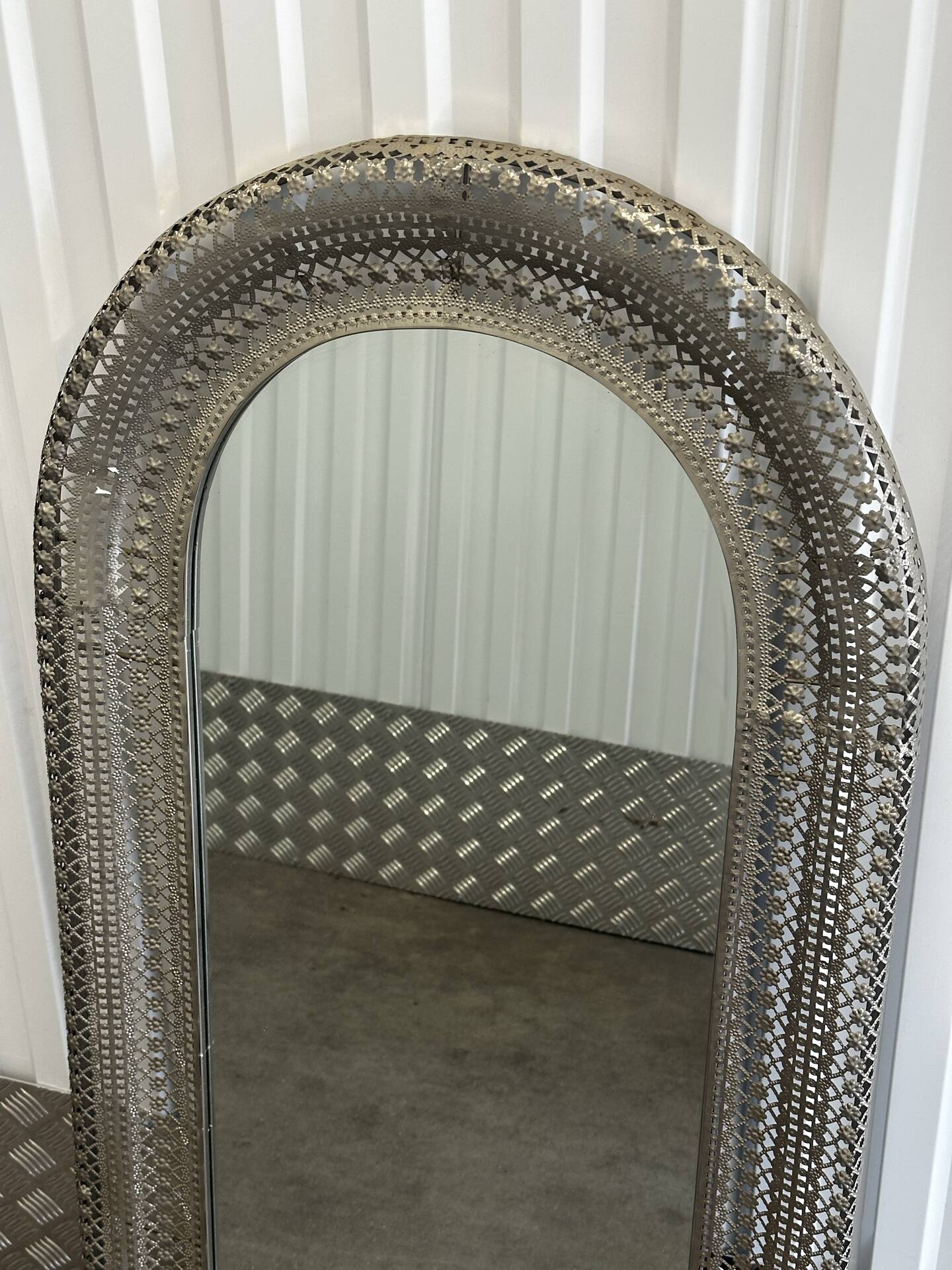 Large oriental mirror in pierced metal - H 116 cm