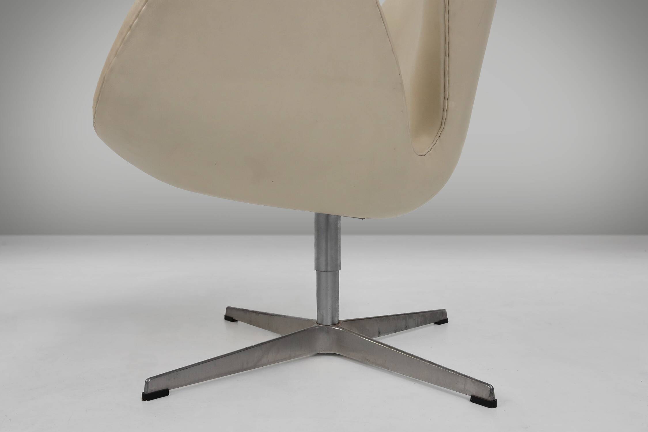 Set of two leather Swan chairs by Arne Jacobsen for Fritz Hansen