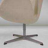 Set of two leather Swan chairs by Arne Jacobsen for Fritz Hansen