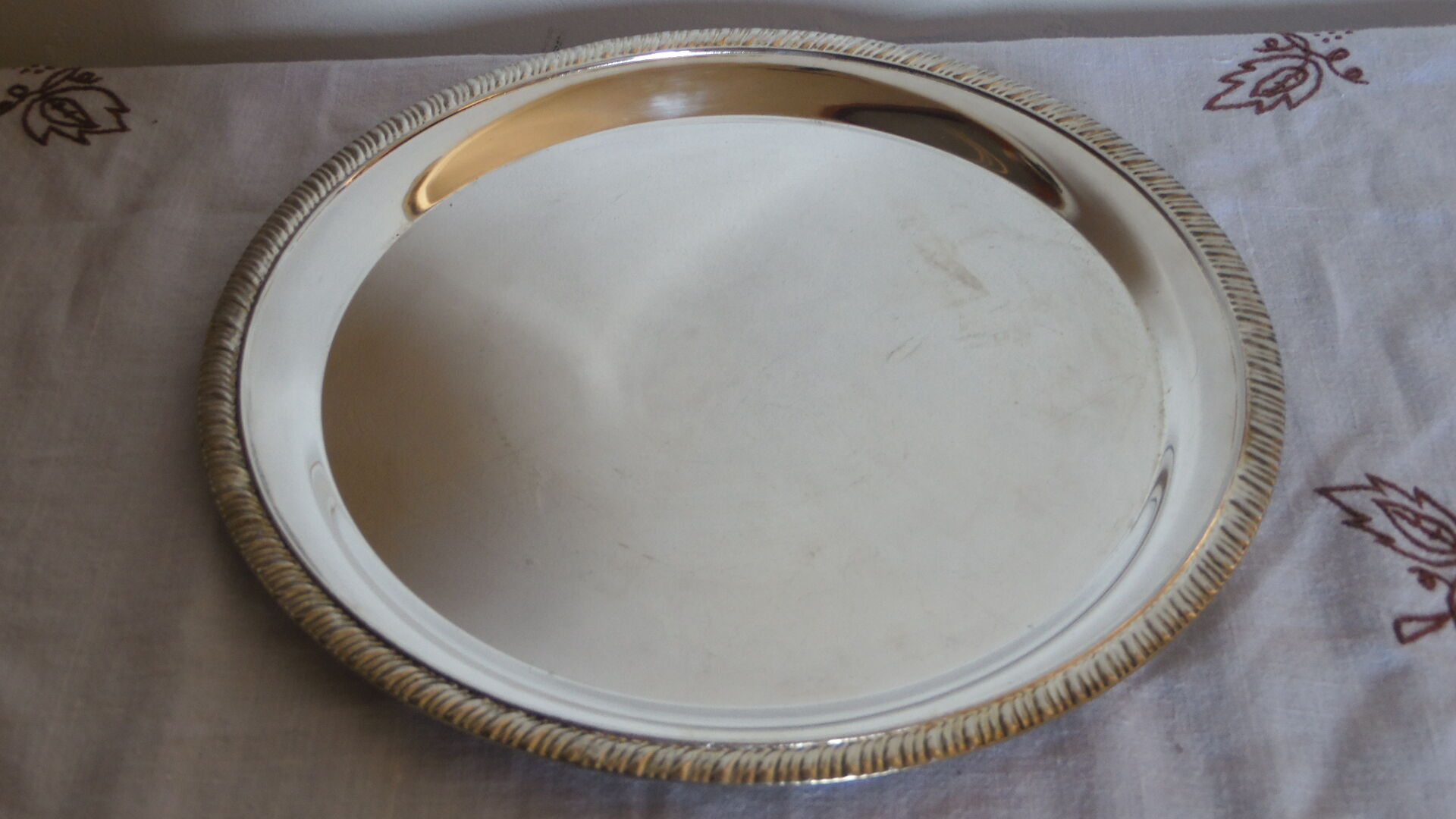 Round serving tray