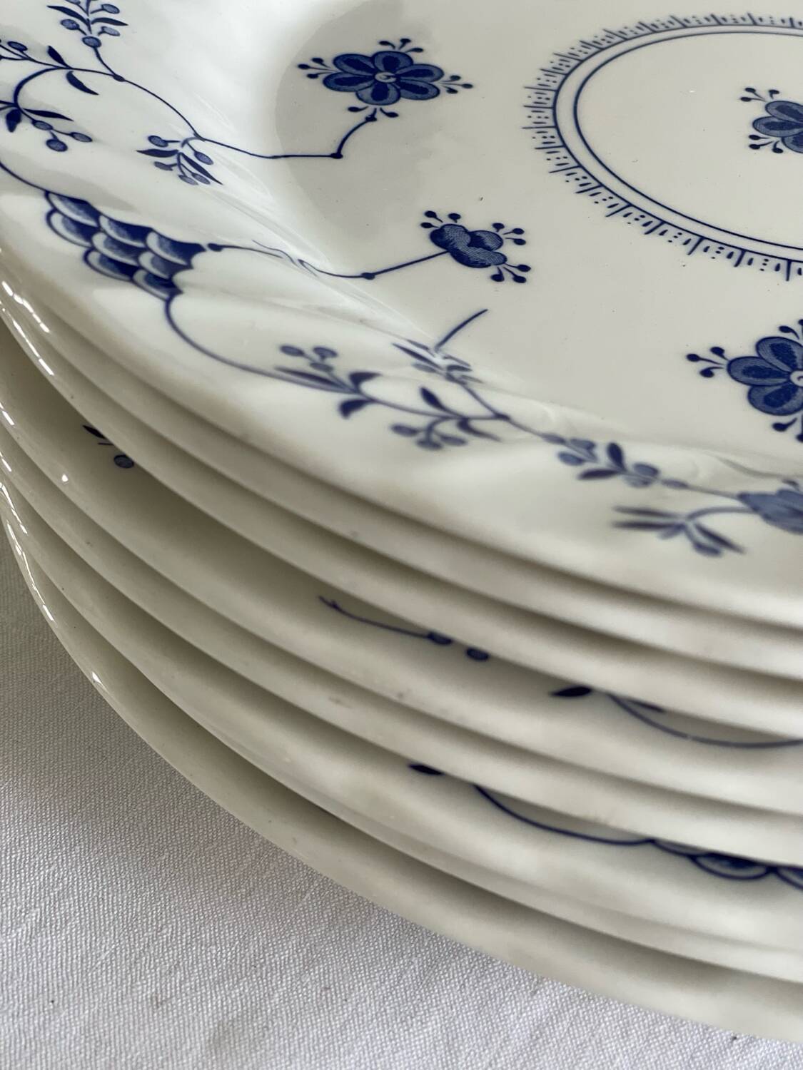 8 English dinner plates