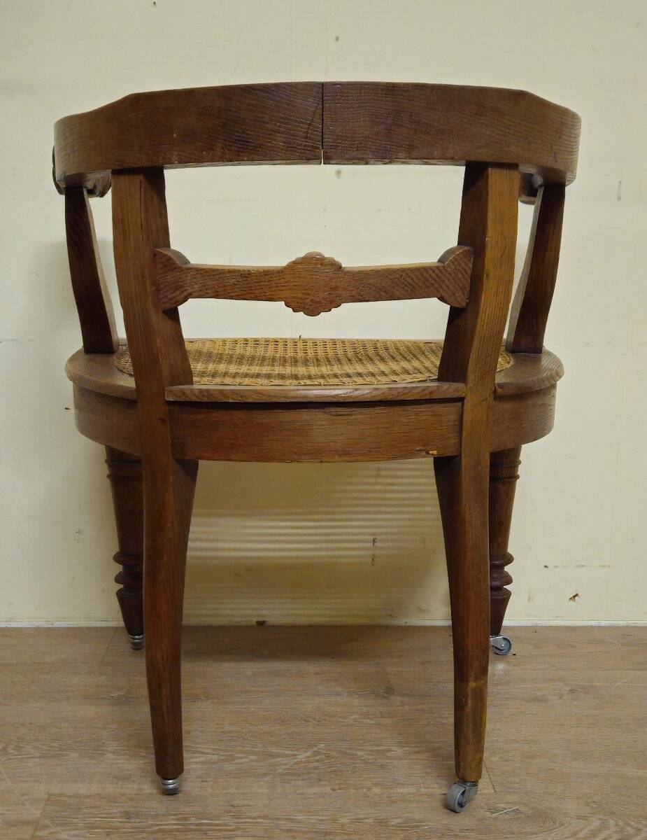 Fauteuil de bureau style Renaissance ancien en bois sculpté et assise cannée