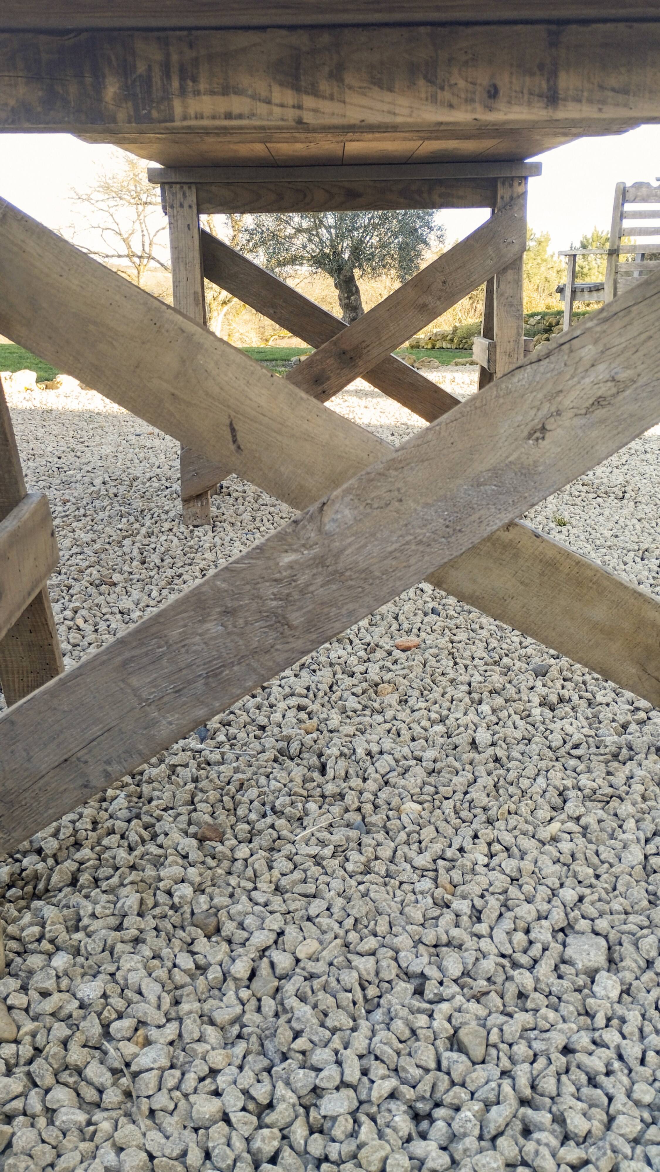 Table de ferme rustique patinée sur de lourds tréteaux
