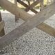 Table de ferme rustique patinée sur de lourds tréteaux