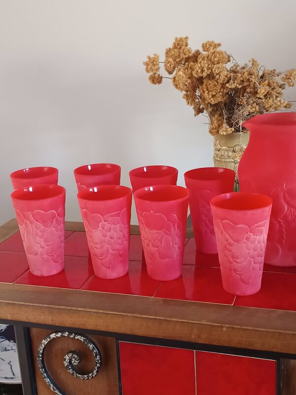 service à orangeade vintage en verre dépoli rouge à décor de fruits Cervé