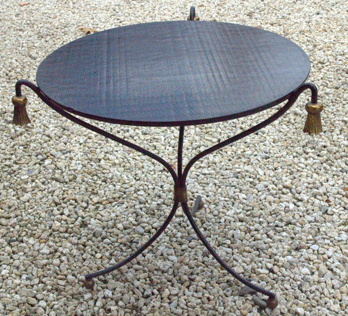 Table basse plateau verre noir et pompons bronze doré