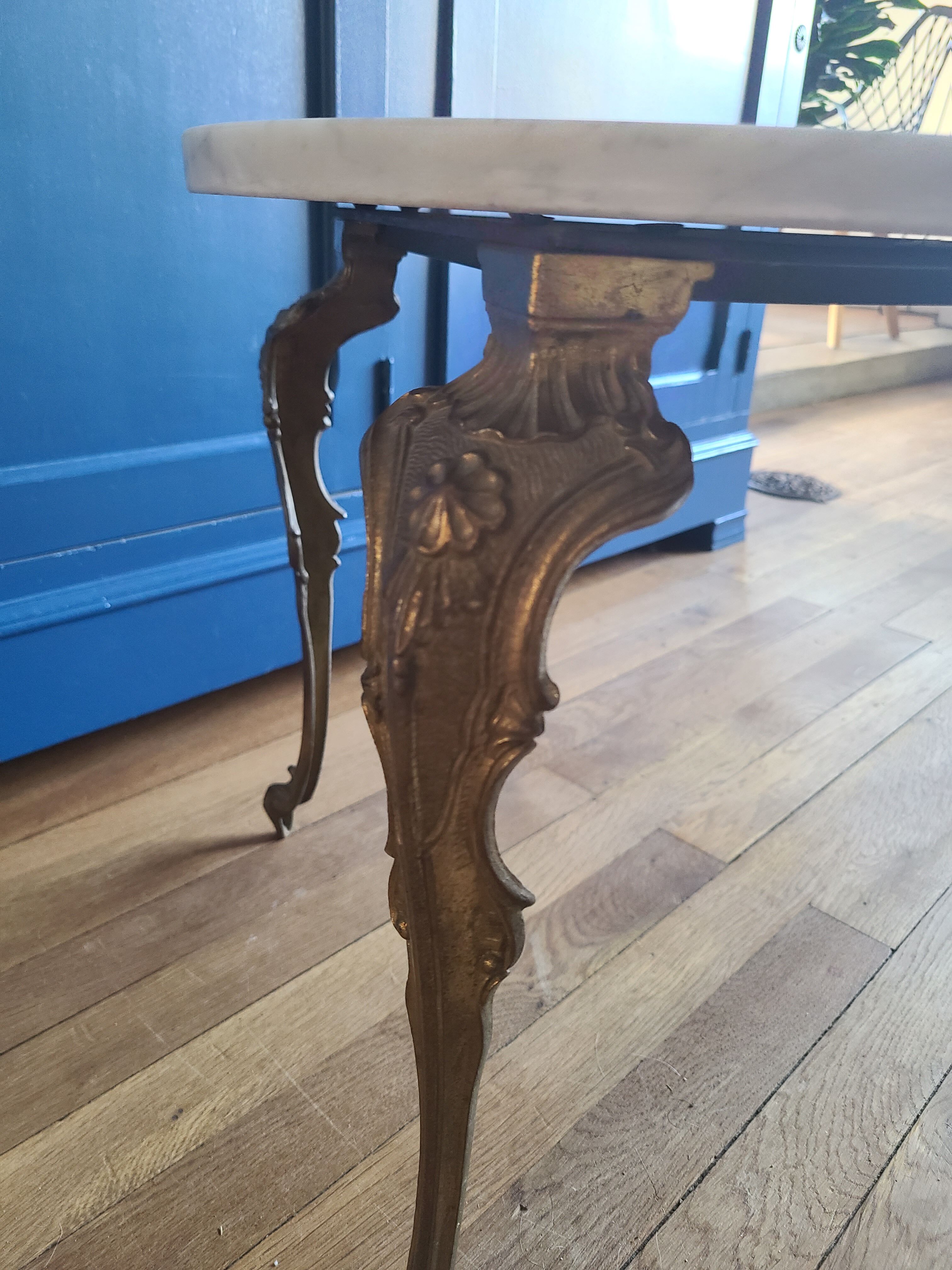 Coffee table in white Carrara marble