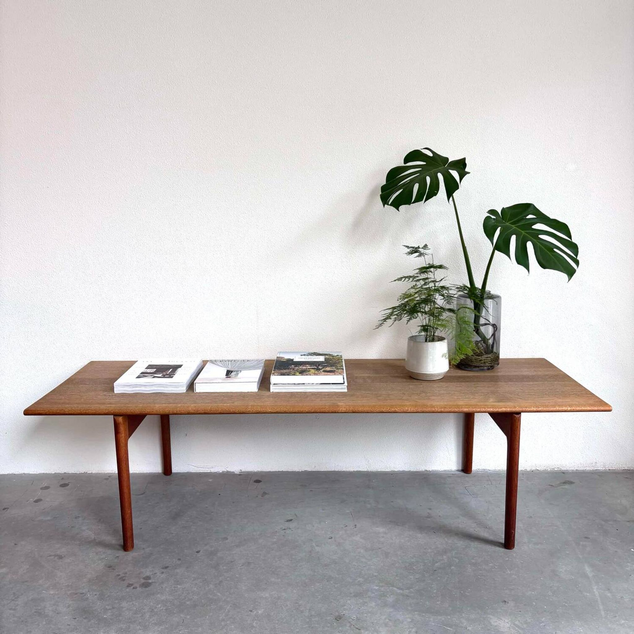 Table basse vintage Hans J Wegner en chêne
