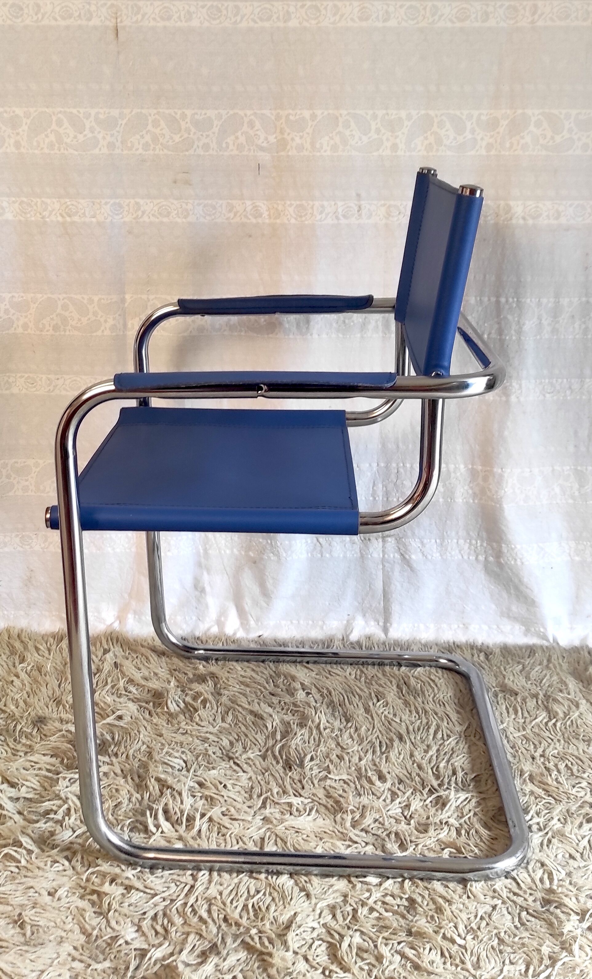 Bauhaus design "cantilever" armchair in blue leather – 80s