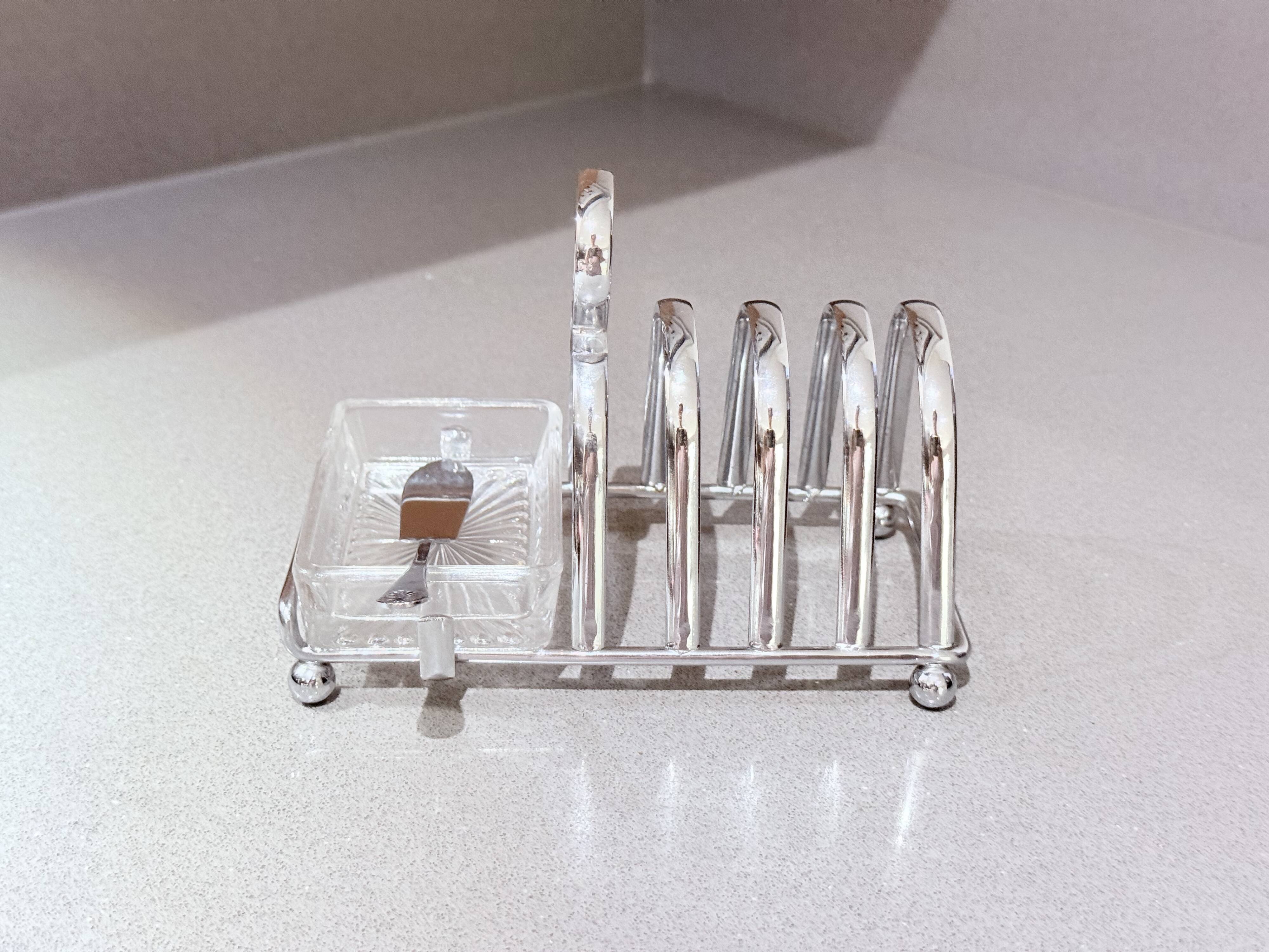Porte-toast en argent massif Art Déco avec plateau assorti, beurrier en cristal et couteau.