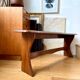 Banc en bois foncé