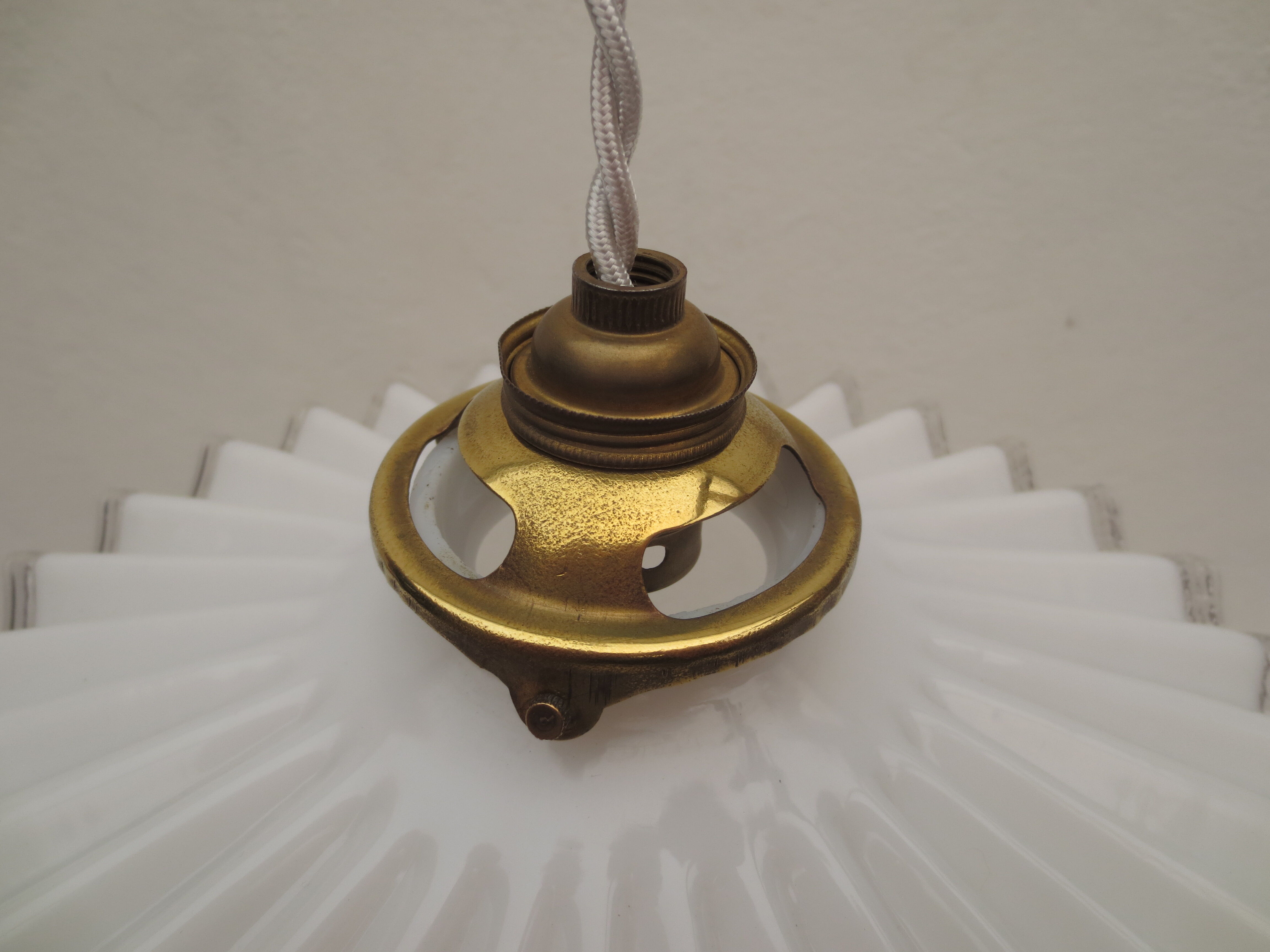 Suspension en opaline blanche dentelée et plissée bord transparent