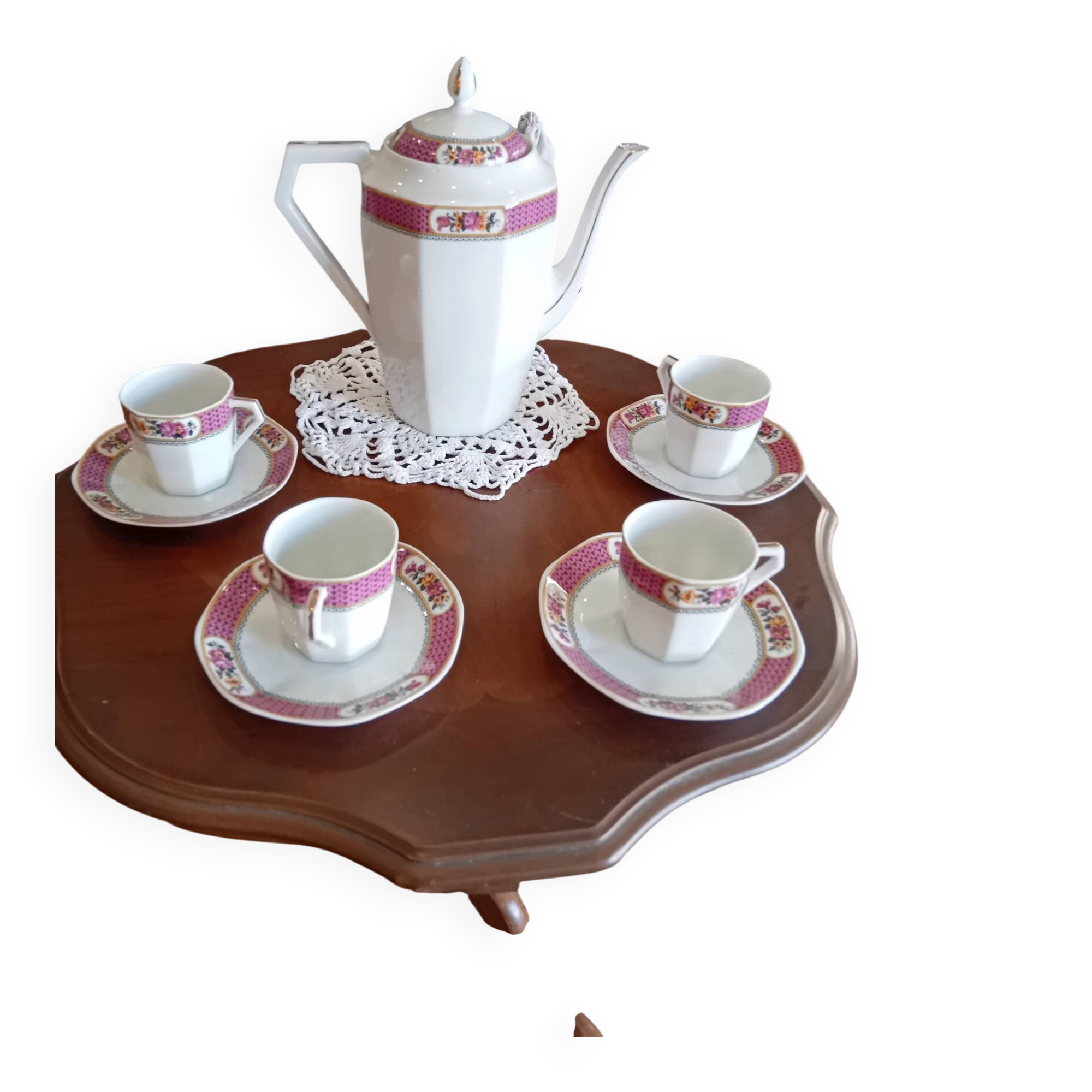 Coffee service set in Limoges porcelain.