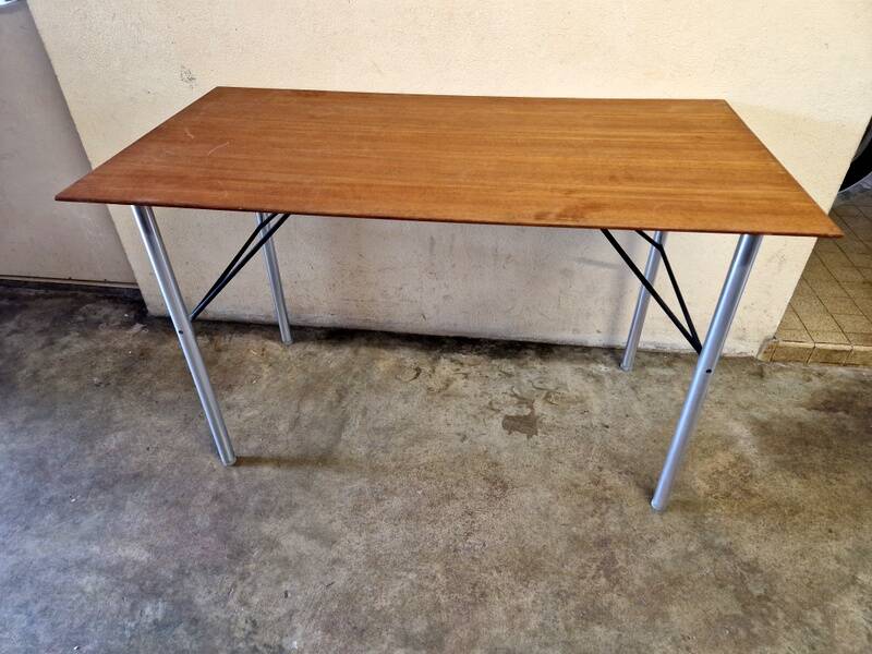 Etienne Fermigier (1932-1973) Aluminium table and black lacquered metal 1960