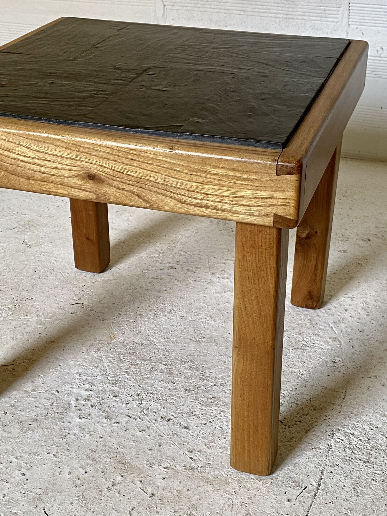 Table basse en orme et ardoise par Maison Regain 1970