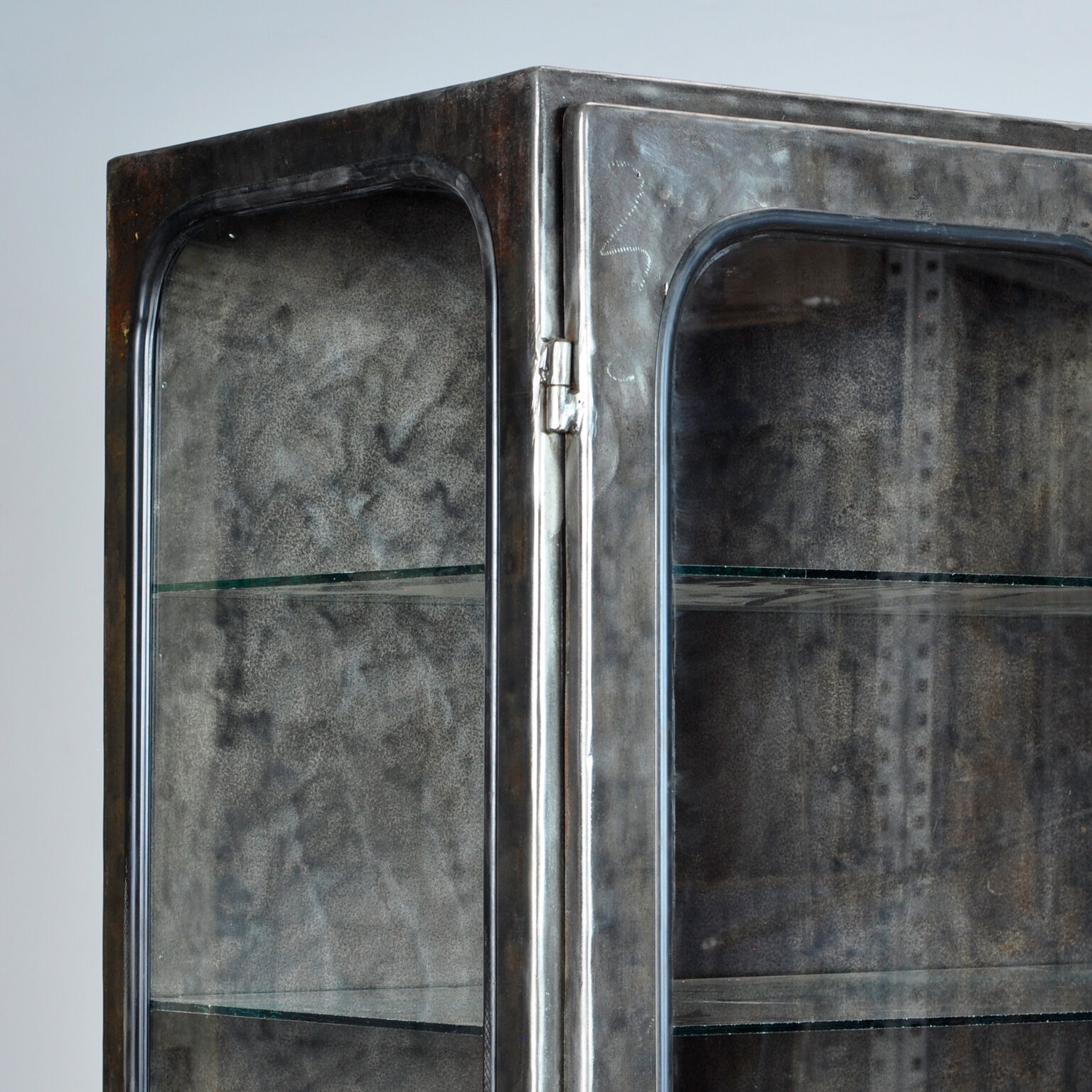 Armoire médicale vintage en verre et fer années 1970