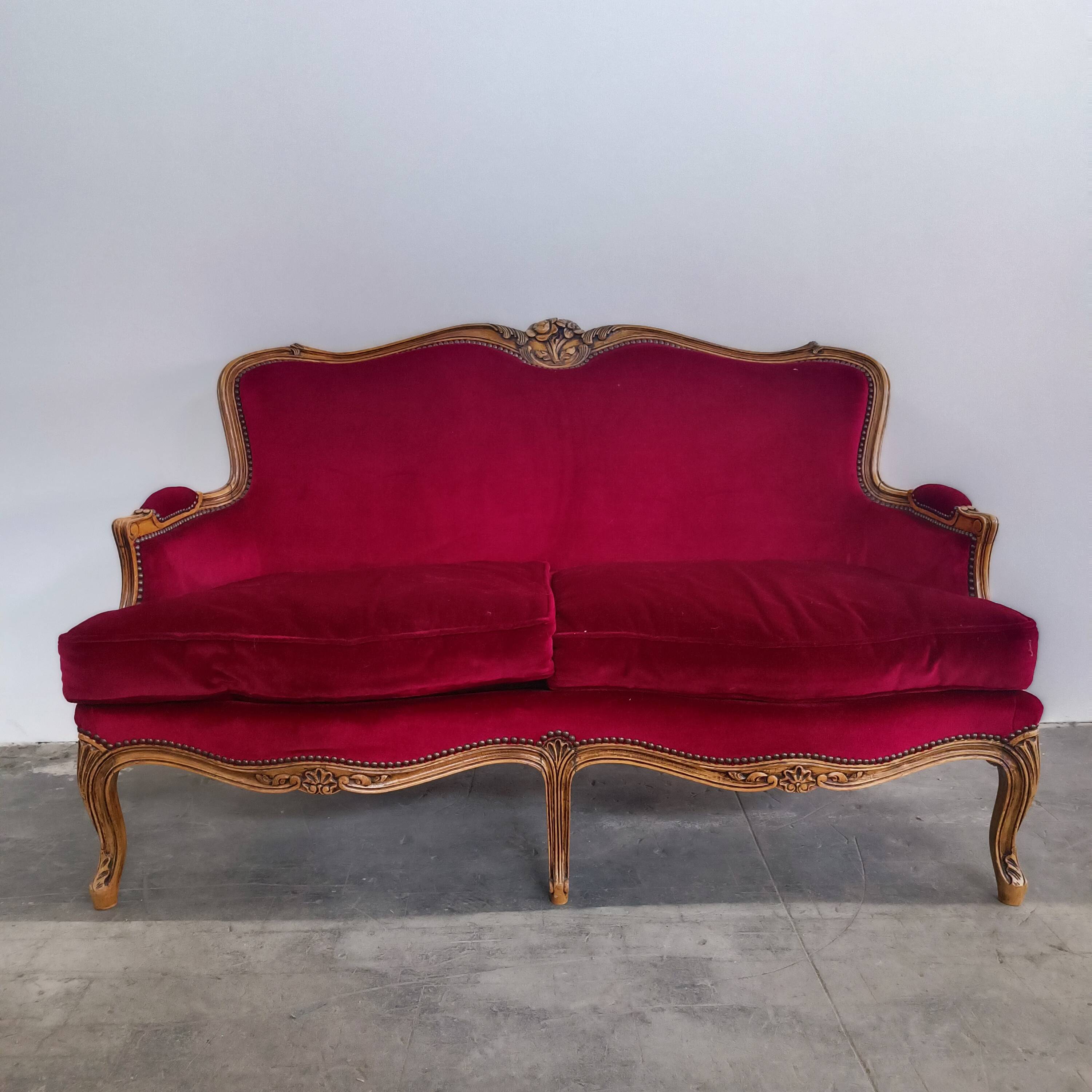 Ensemble banquette et 2 fauteuils style Louis XV en tissu rouge