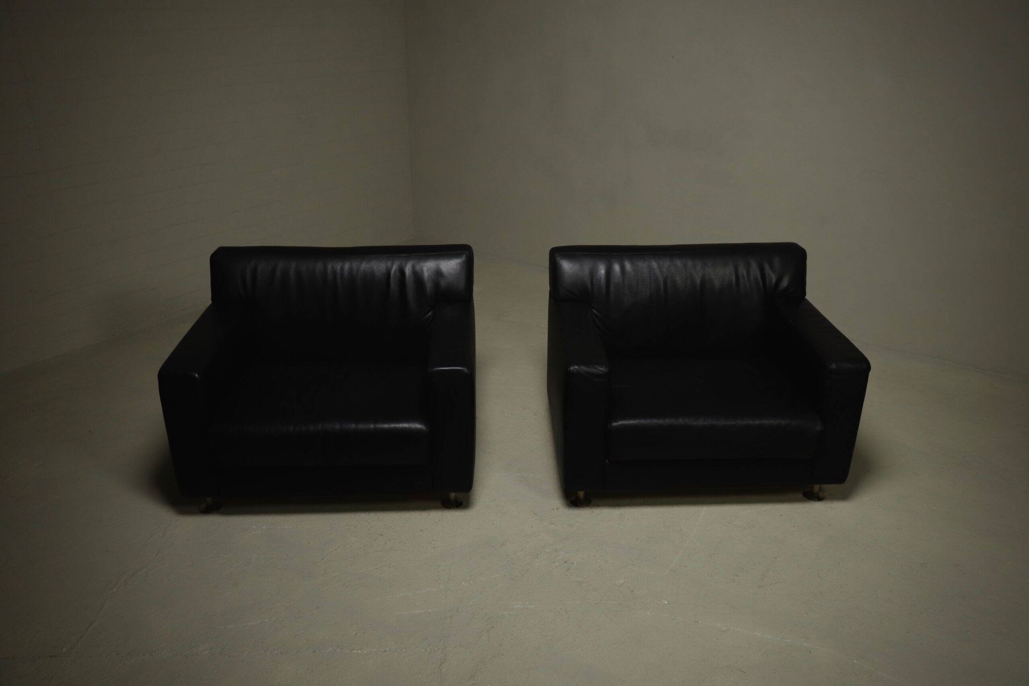 Pair of lounge chairs by Kunihide Oshinomi for Matteo Grassi 1980s