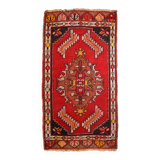 Tapis vintage fait main Yastik en laine rouge vif (50cm x 96cm)