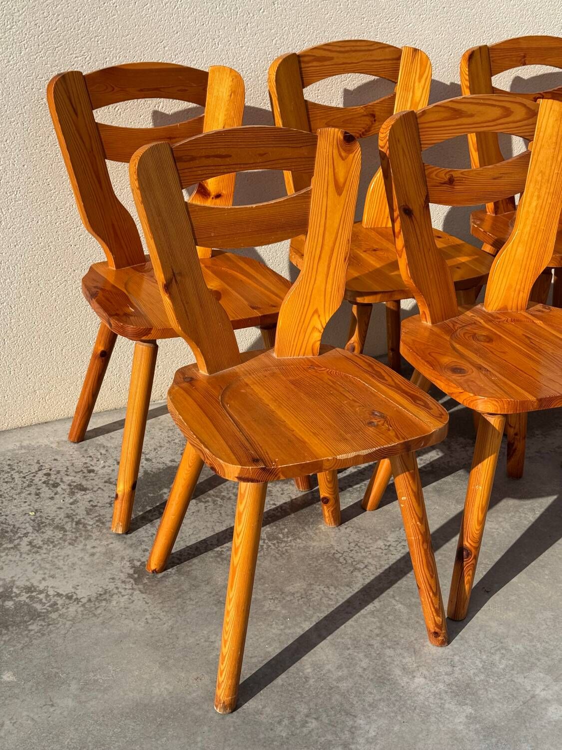 Set of 8 pine chairs in the Les Arcs design style by Charlotte Perriand from the 1970s.