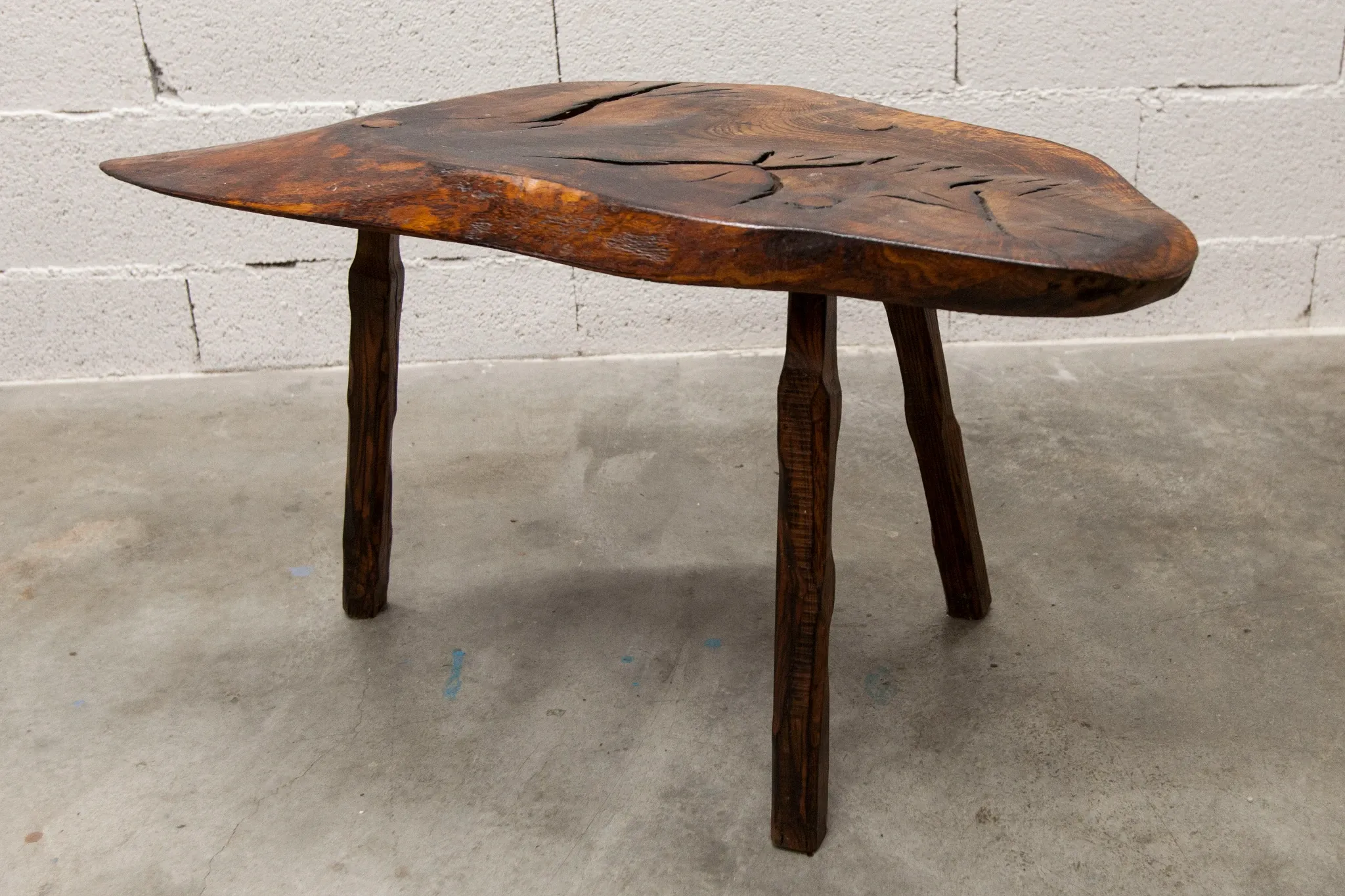Table basse ou d'appoint brutaliste tripode asymétrique atypique 1960